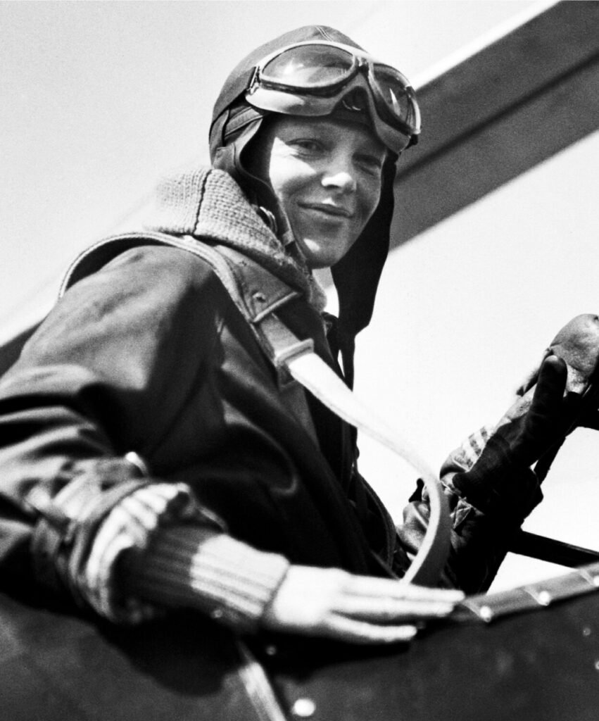 Retrato de Amelia Earhart con uniforme de aviación